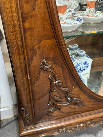 Cristaleira inspirada no estilo Rococó e Luís XV