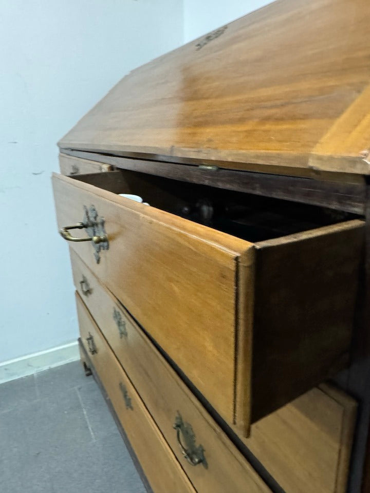 Escrivaninha Antiga com Frente Inclinada – Estilo Chippendale