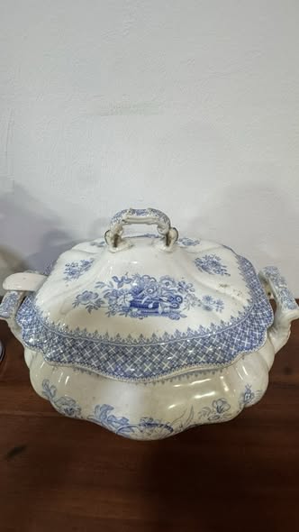 Antique Ironstone Earthenware Tureen – “New Ironstone Decor” (England)