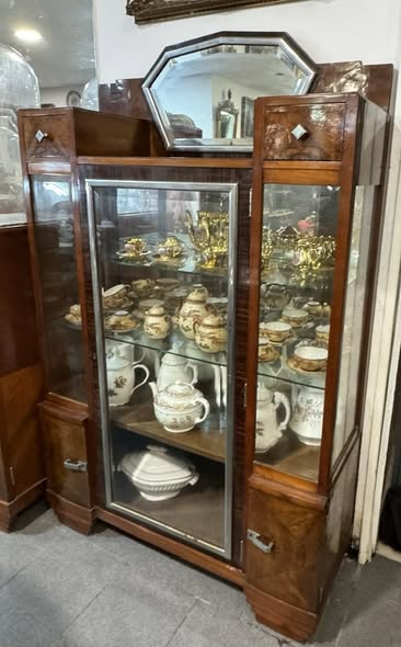 Cristaleira Art Déco em Madeira Nobre com Espelho Octogonal – c. 1920–1930