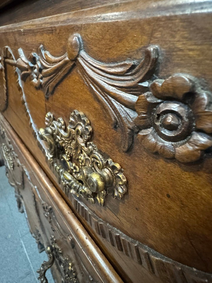 Cómoda Antiga Estilo Luís XV – Elegância Clássica com Valor Histórico