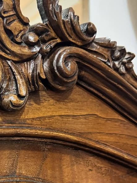 Cristaleira inspirada no estilo Rococó e Luís XV