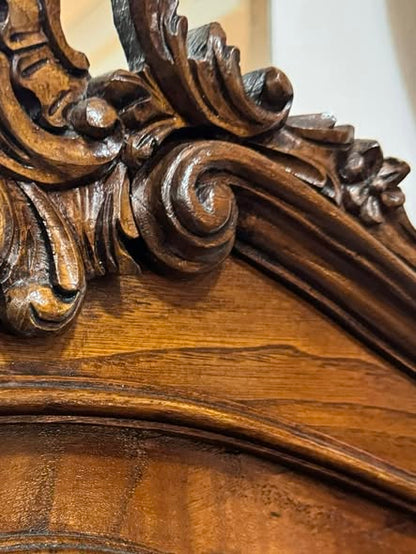 Cristaleira inspirada no estilo Rococó e Luís XV