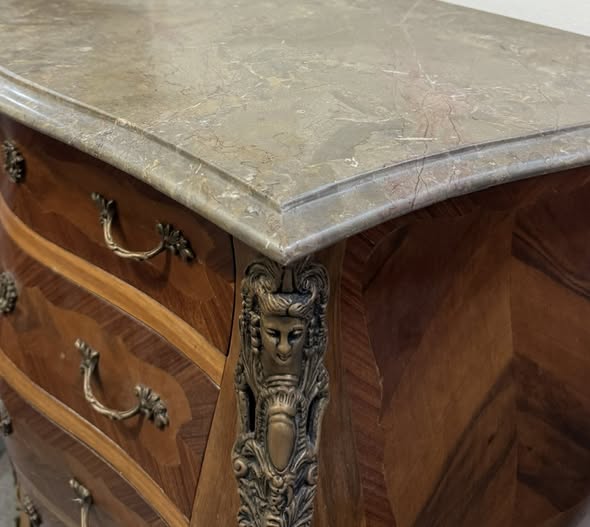 Meia Cómoda Estilo Luís XV — Elegância em Formato Compacto