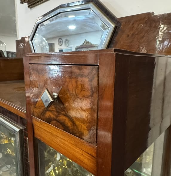 Cristaleira Art Déco em Madeira Nobre com Espelho Octogonal – c. 1920–1930