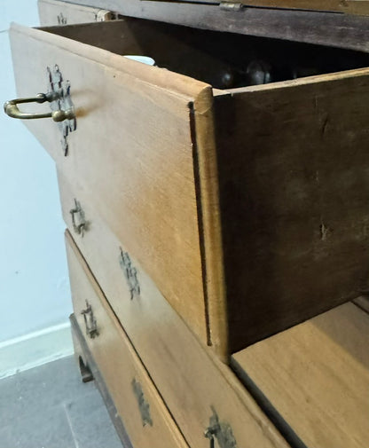 Escrivaninha Antiga com Frente Inclinada – Estilo Chippendale