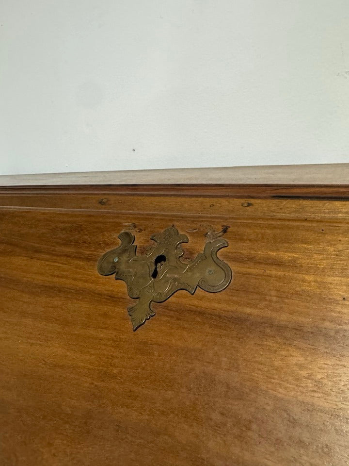 Escrivaninha Antiga com Frente Inclinada – Estilo Chippendale