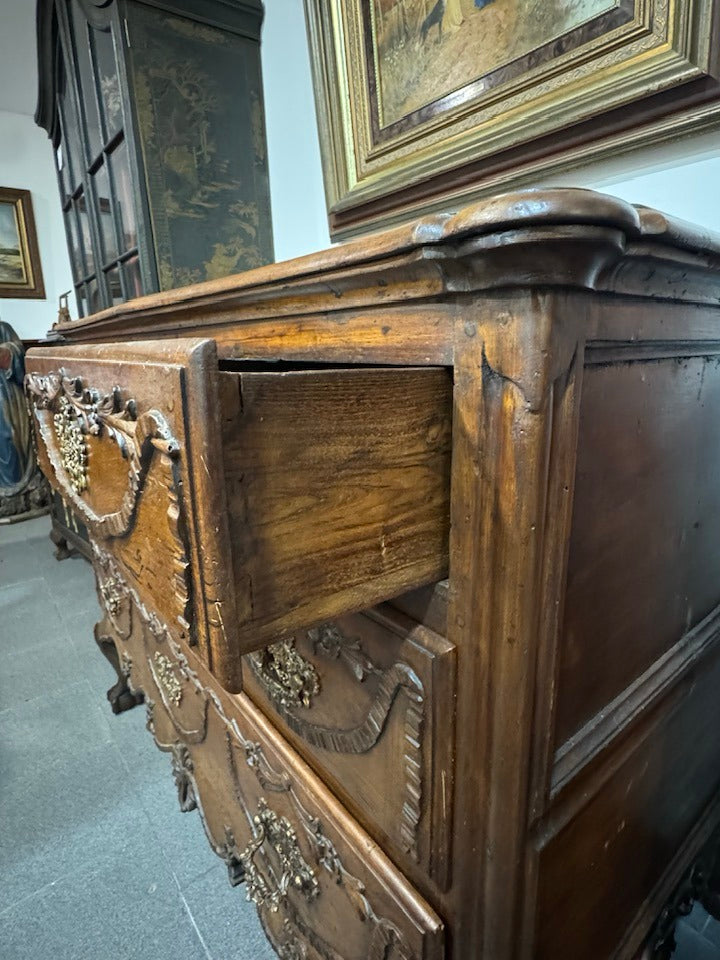 Cómoda Antiga Estilo Luís XV – Elegância Clássica com Valor Histórico