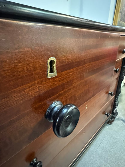 Cómoda Vitoriana Original em Mogno – Século XIX (Scotch Chest of Drawers)
