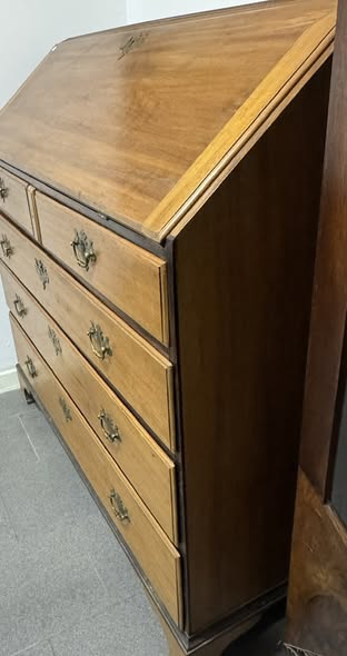 Escrivaninha Antiga com Frente Inclinada – Estilo Chippendale