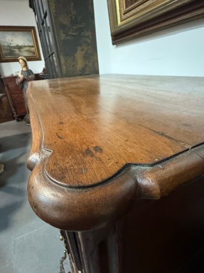 Cómoda Antiga Estilo Luís XV – Elegância Clássica com Valor Histórico