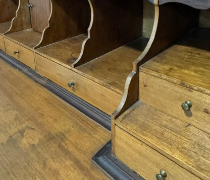 Escrivaninha Antiga com Frente Inclinada – Estilo Chippendale