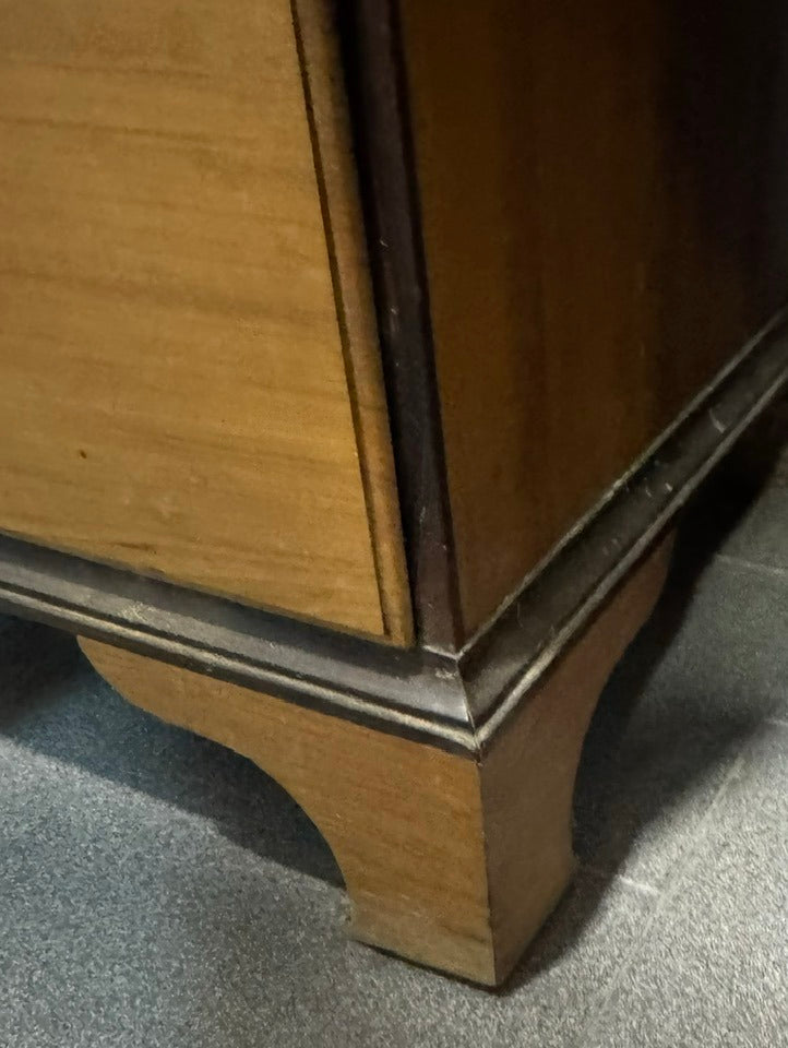 Escrivaninha Antiga com Frente Inclinada – Estilo Chippendale