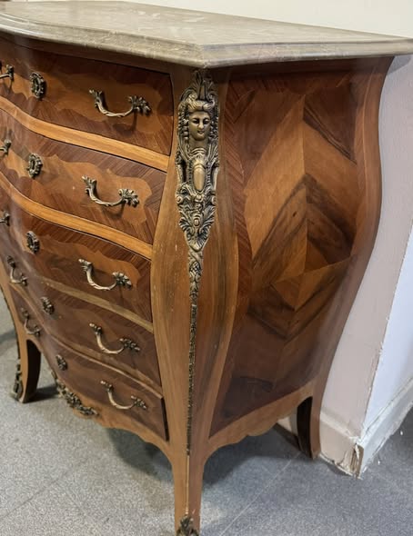 Meia Cómoda Estilo Luís XV — Elegância em Formato Compacto