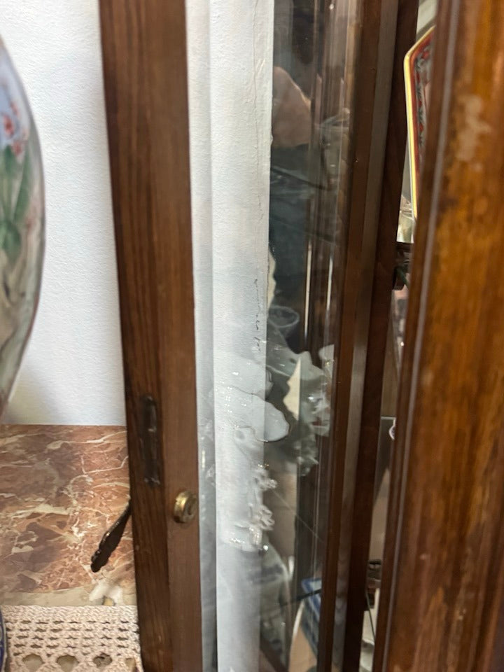 Cristaleira inspirada no estilo Rococó e Luís XV