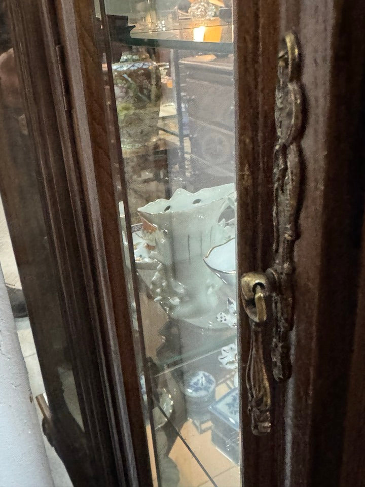 Cristaleira inspirada no estilo Rococó e Luís XV