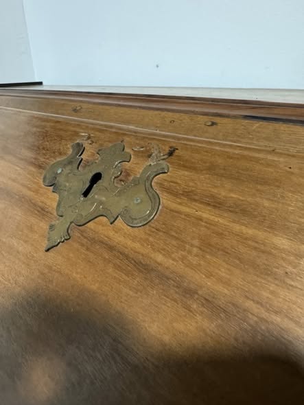 Escrivaninha Antiga com Frente Inclinada – Estilo Chippendale