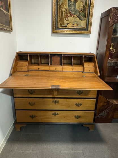 Escrivaninha Antiga com Frente Inclinada – Estilo Chippendale