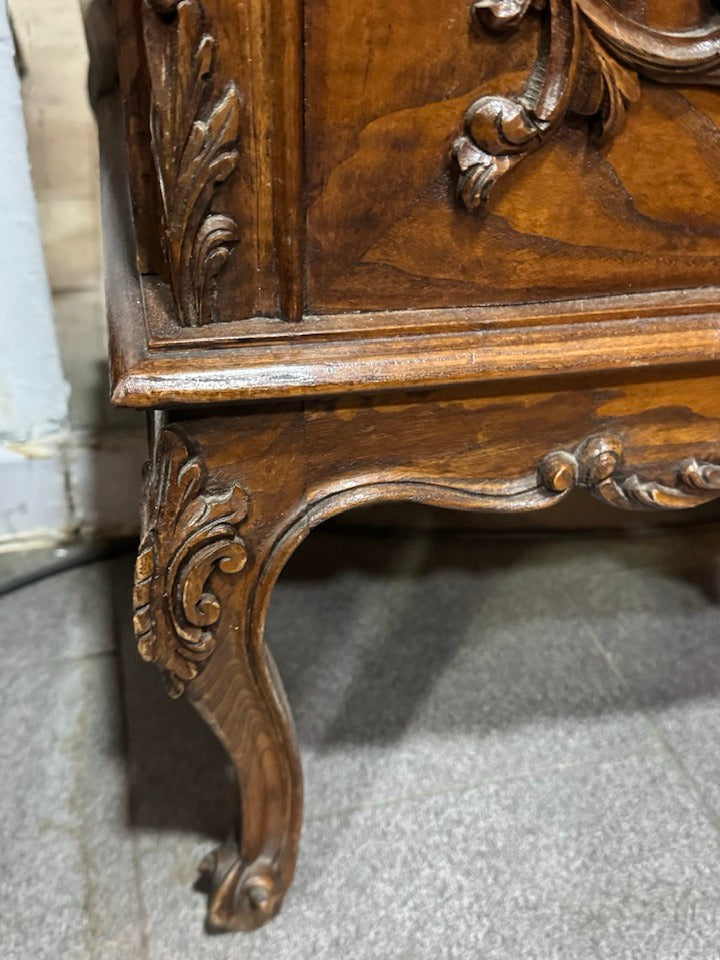 Cristaleira inspirada no estilo Rococó e Luís XV