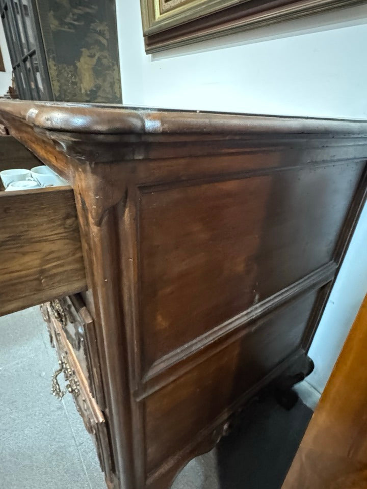 Cómoda Antiga Estilo Luís XV – Elegância Clássica com Valor Histórico