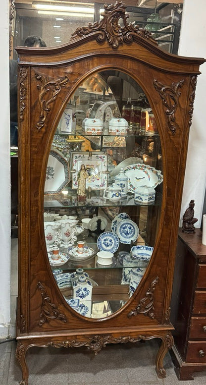 Cristaleira inspirada no estilo Rococó e Luís XV