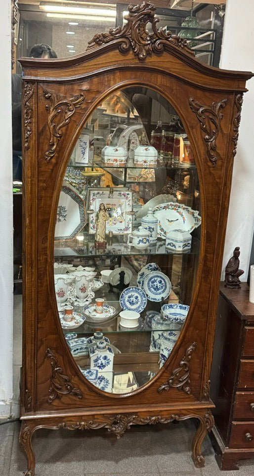 Cristaleira inspirada no estilo Rococó e Luís XV