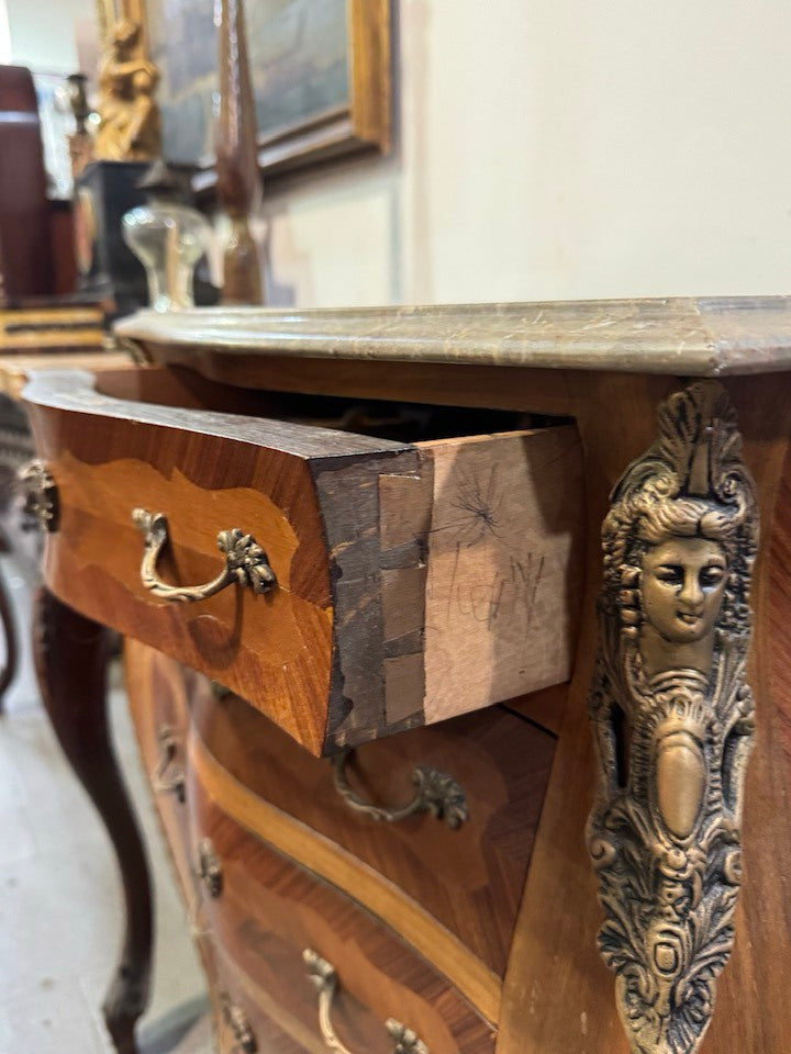 Meia Cómoda Estilo Luís XV — Elegância em Formato Compacto