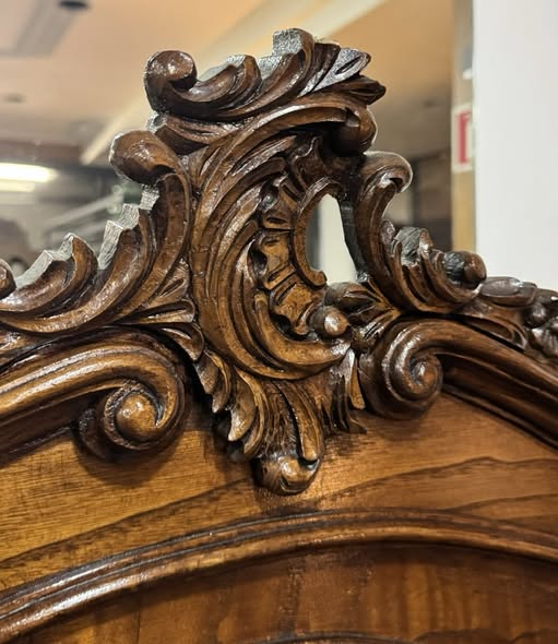 Cristaleira inspirada no estilo Rococó e Luís XV