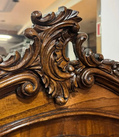 Cristaleira inspirada no estilo Rococó e Luís XV