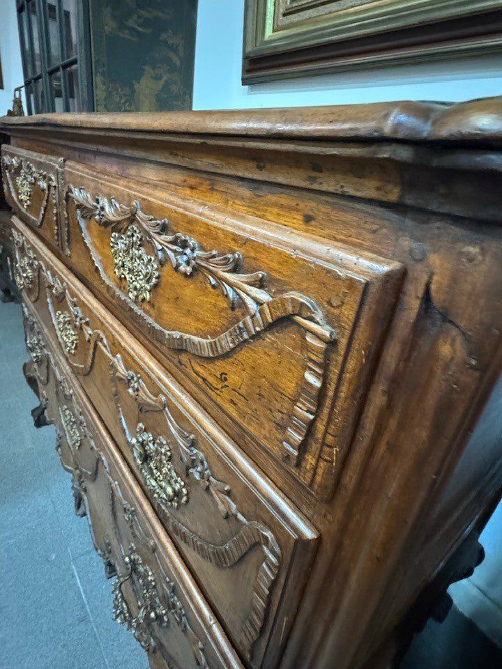 Cómoda Antiga Estilo Luís XV – Elegância Clássica com Valor Histórico