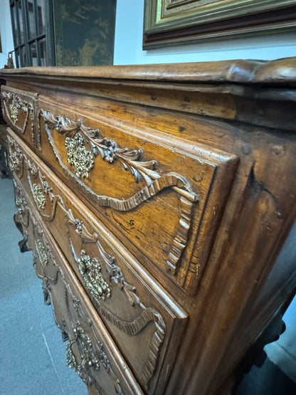 Cómoda Antiga Estilo Luís XV – Elegância Clássica com Valor Histórico