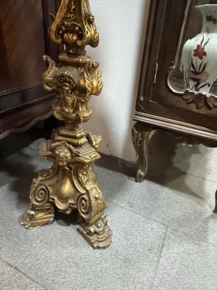 Mesa-Pedestal Dourada Entalhada – Estilo Rococó Revival (séc. XIX-XX)