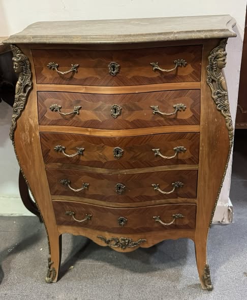 Meia Cómoda Estilo Luís XV — Elegância em Formato Compacto