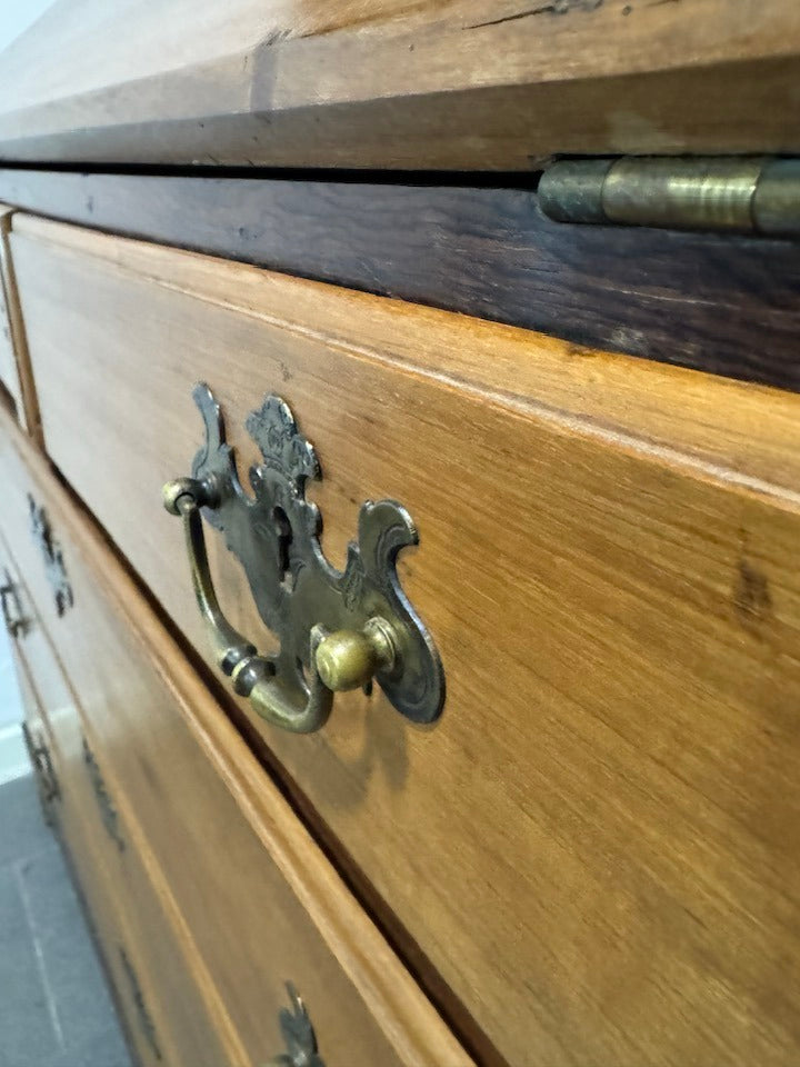 Escrivaninha Antiga com Frente Inclinada – Estilo Chippendale