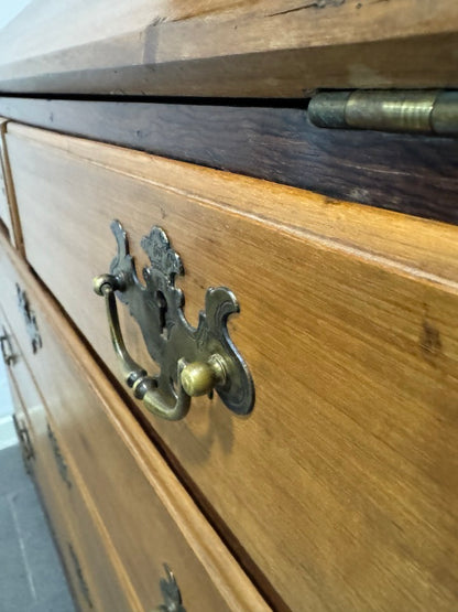 Escrivaninha Antiga com Frente Inclinada – Estilo Chippendale