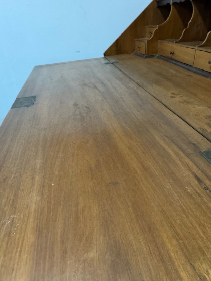 Escrivaninha Antiga com Frente Inclinada – Estilo Chippendale