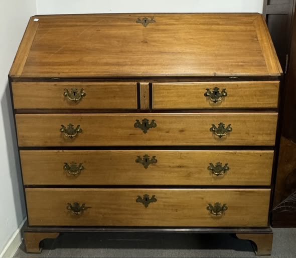 Escrivaninha Antiga com Frente Inclinada – Estilo Chippendale