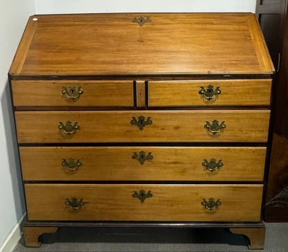 Escrivaninha Antiga com Frente Inclinada – Estilo Chippendale
