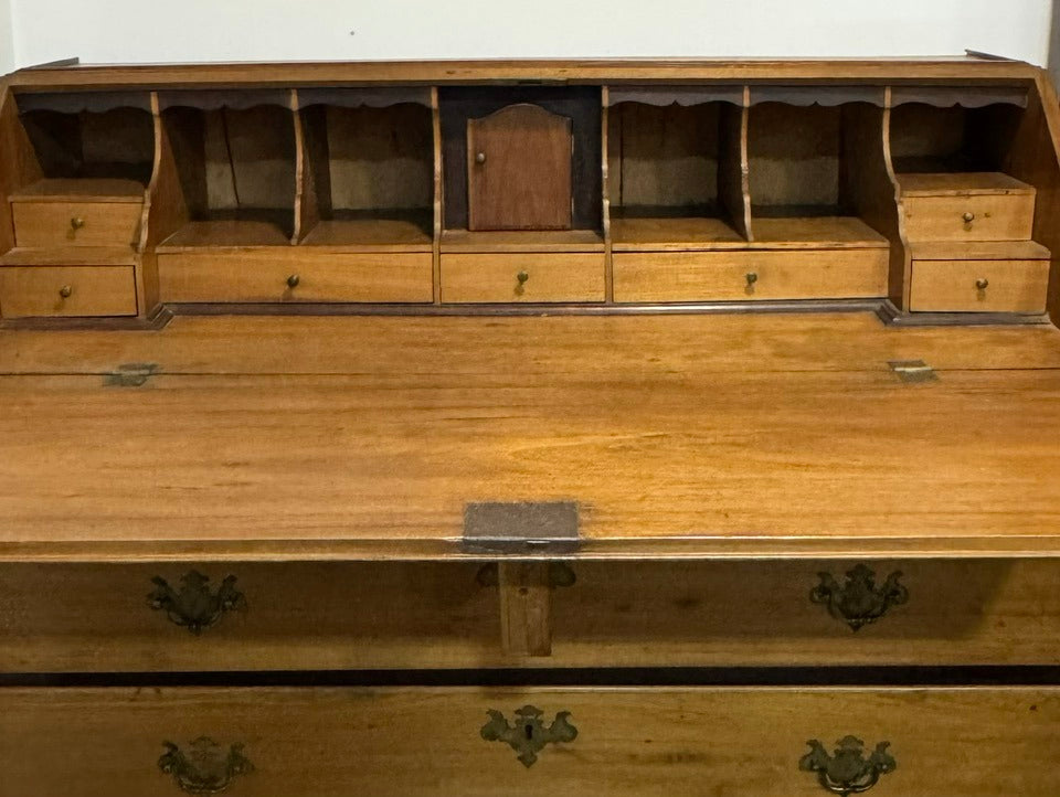 Escrivaninha Antiga com Frente Inclinada – Estilo Chippendale