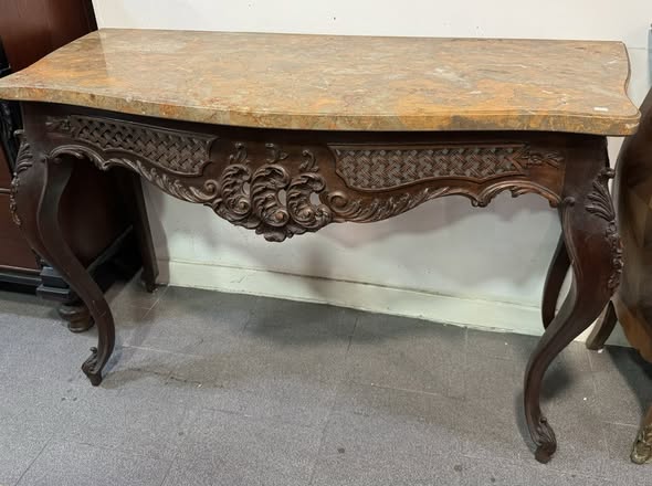 Consola Antiga Estilo Luís XV em Mogno com Tampo de Mármore – Elegância Clássica