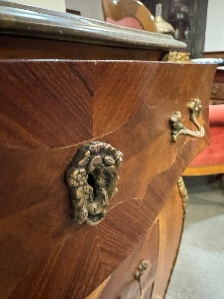 Meia Cómoda Estilo Luís XV — Elegância em Formato Compacto