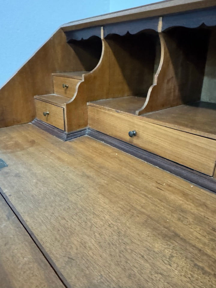 Escrivaninha Antiga com Frente Inclinada – Estilo Chippendale