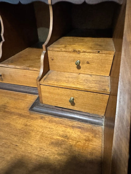 Escrivaninha Antiga com Frente Inclinada – Estilo Chippendale