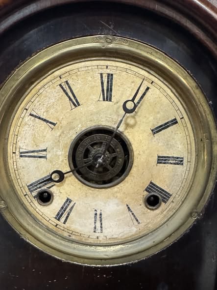 Relógio de Mesa Americano em Pau-Santo (c. 1870–1890)