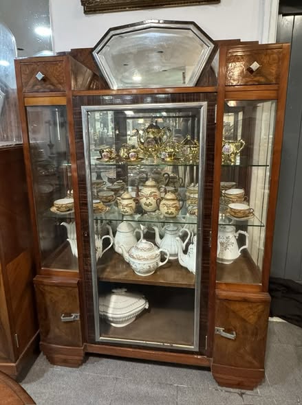 Cristaleira Art Déco em Madeira Nobre com Espelho Octogonal – c. 1920–1930