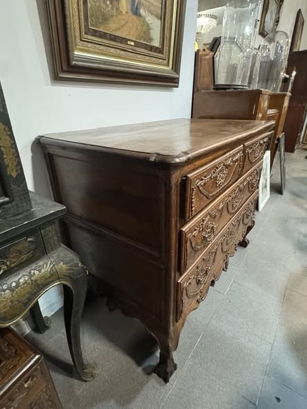 Cómoda Antiga Estilo Luís XV – Elegância Clássica com Valor Histórico