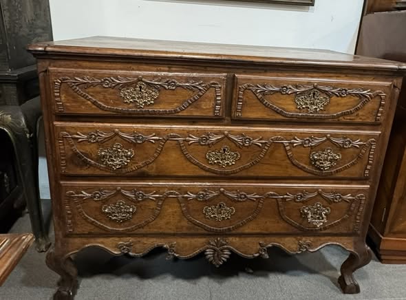 Cómoda Antiga Estilo Luís XV – Elegância Clássica com Valor Histórico