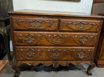 Cómoda Antiga Estilo Luís XV – Elegância Clássica com Valor Histórico