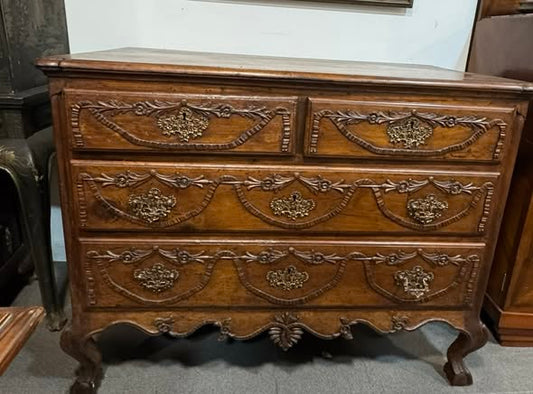 Cómoda Antiga Estilo Luís XV – Elegância Clássica com Valor Histórico