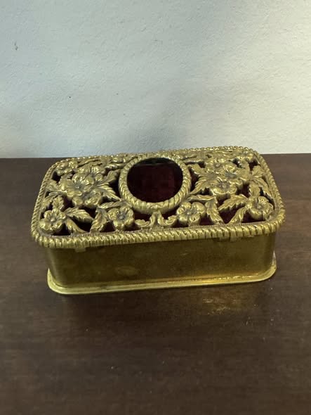 Caixa Decorativa em Metal Dourado com Detalhes Florais